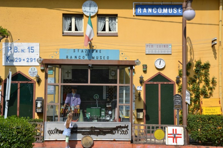 ricostruzione di una stazione ferroviaria al museo dei trasporti Ogliari